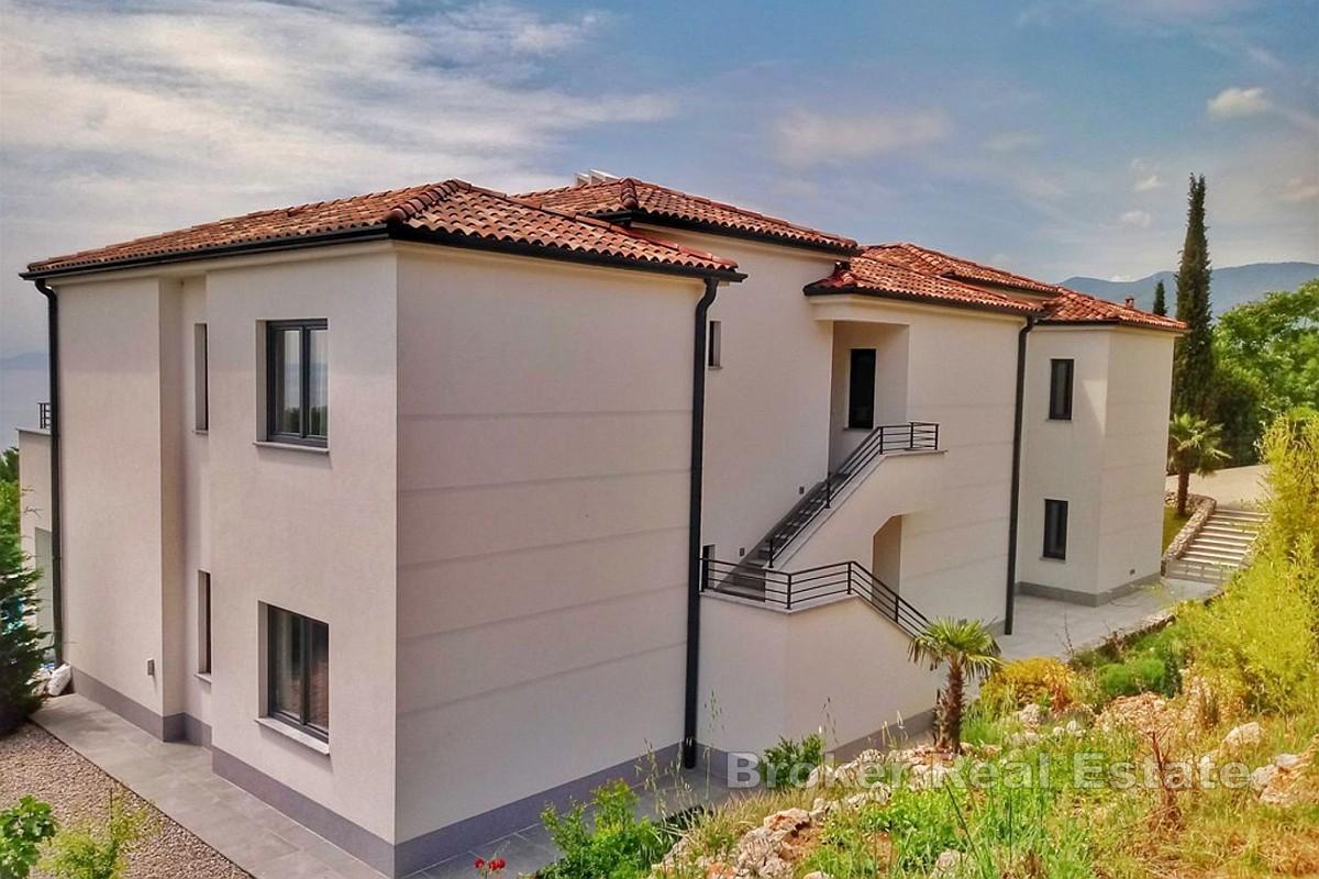 Maison moderne avec piscine dans un emplacement privilégié