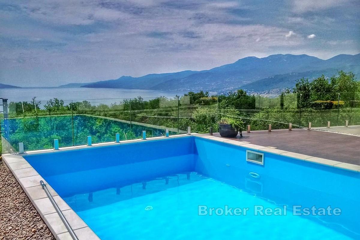 Maison moderne avec piscine dans un emplacement privilégié