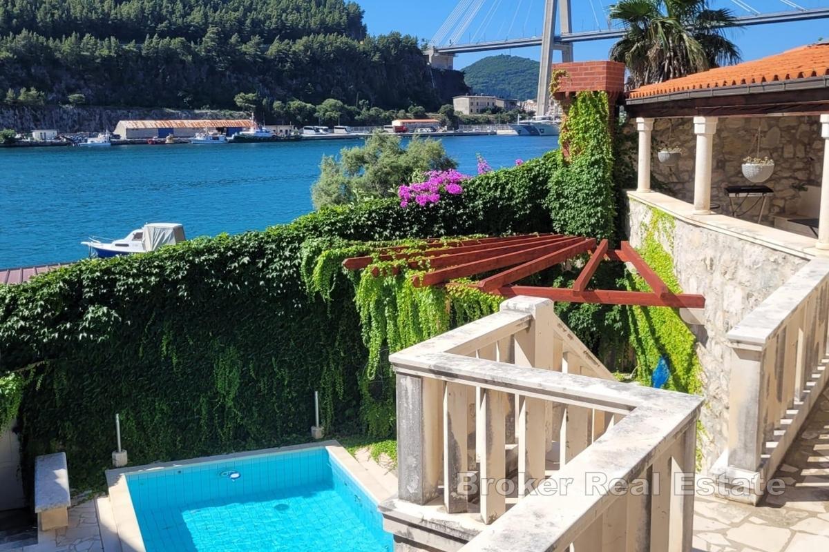 Maison en pierre avec piscine