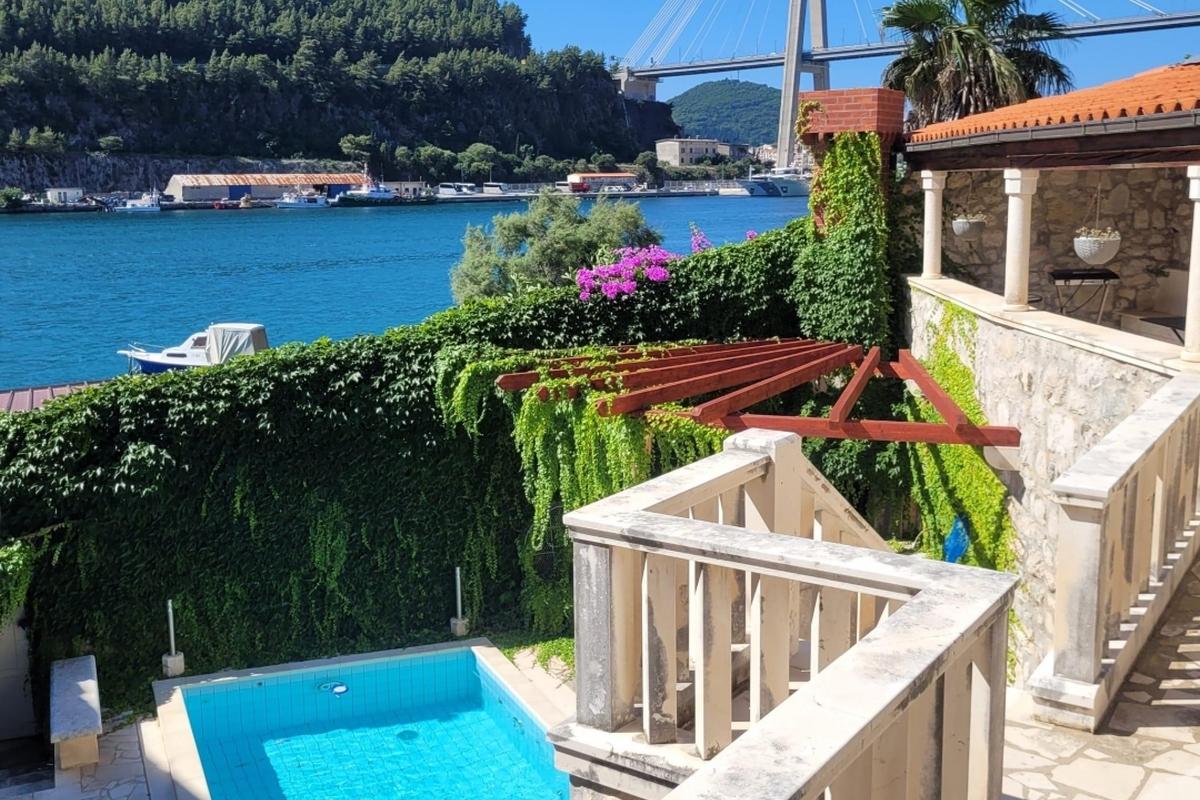 Maison en pierre avec piscine