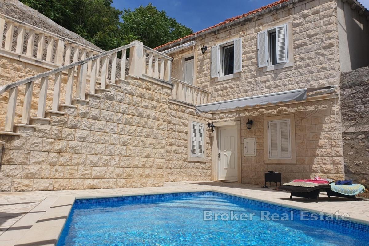Maison en pierre avec piscine