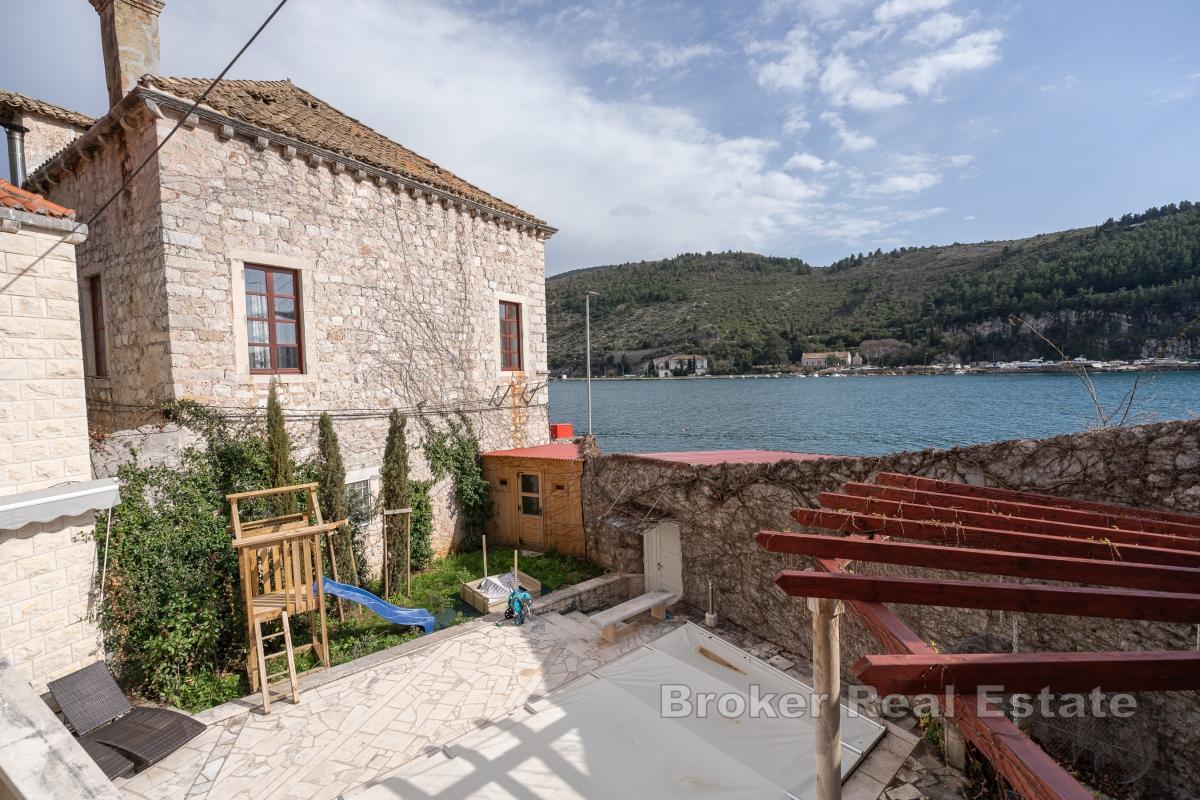 Maison en pierre avec piscine