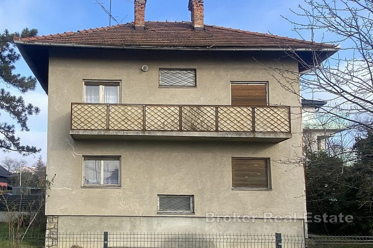 Hus for renovering i eksklusiv beliggenhet med stor hage