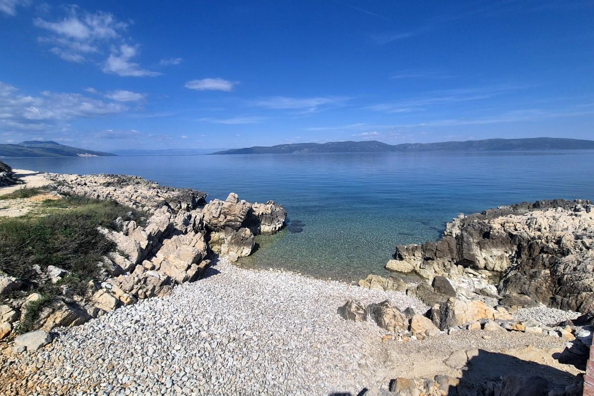 Terreno fronte mare con struttura autorizzata