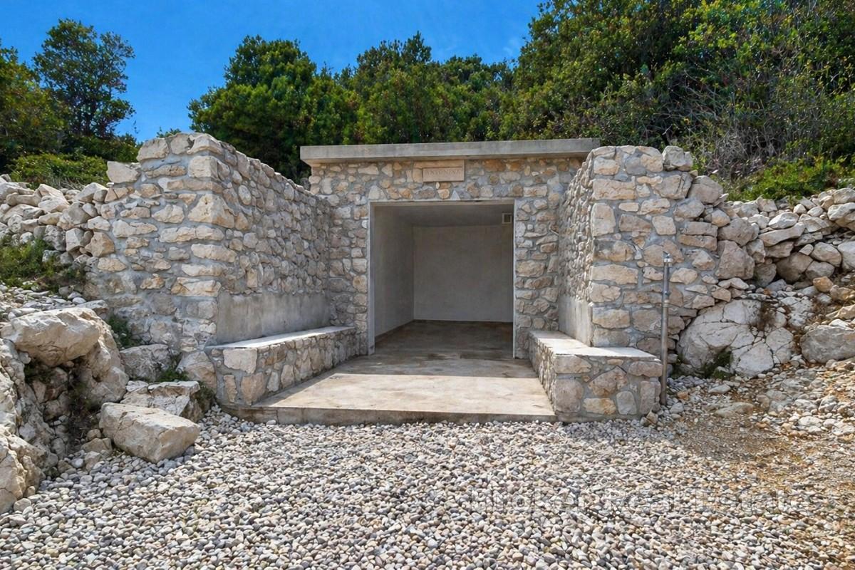 Terreno fronte mare con struttura autorizzata
