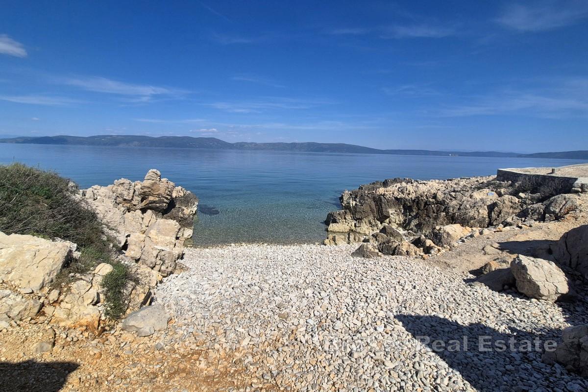 Terreno fronte mare con struttura autorizzata