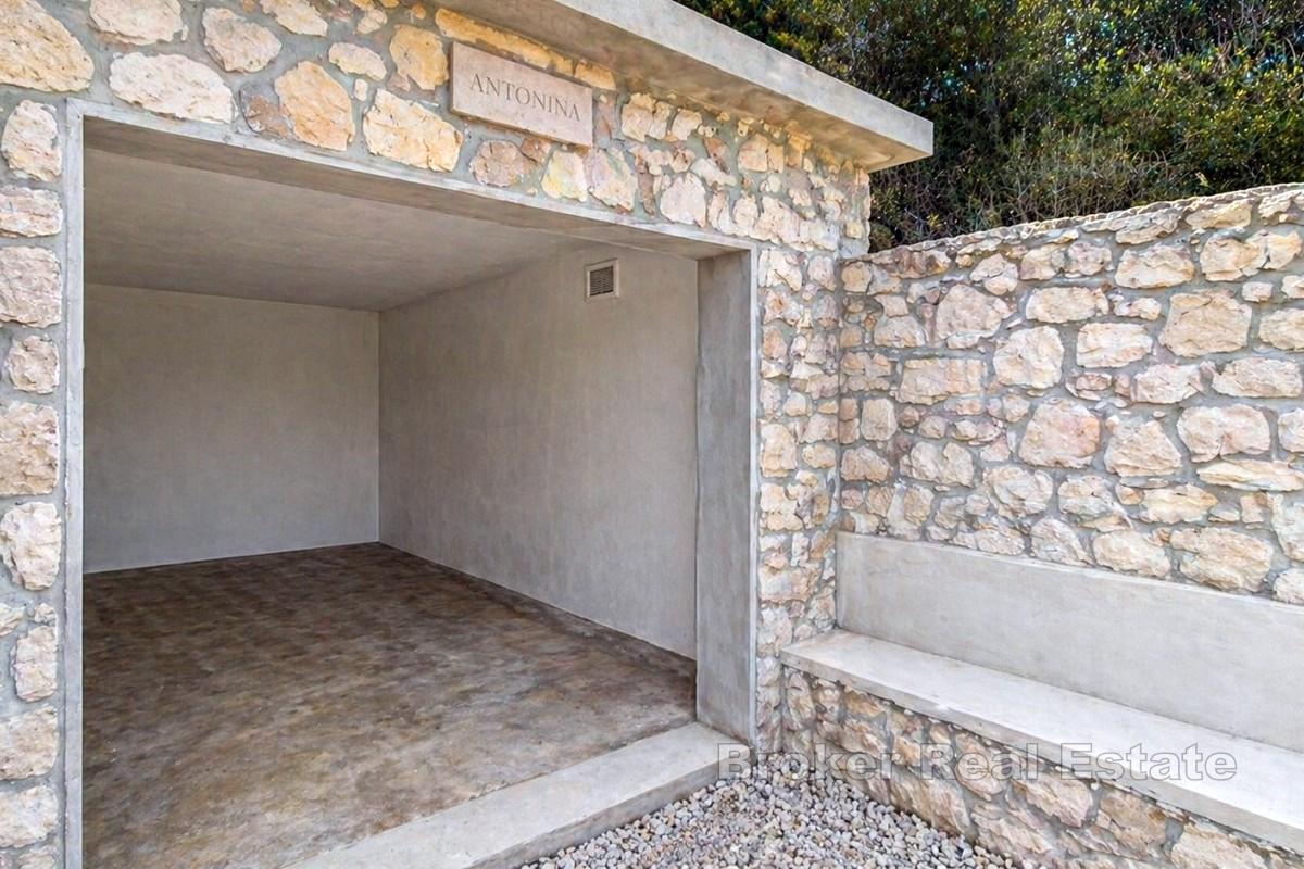 Terreno fronte mare con struttura autorizzata