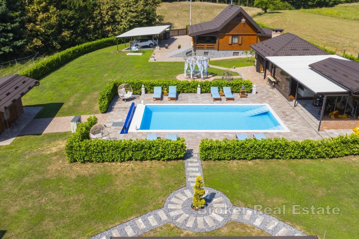 Lyxig egendom med pool, bastu och tre bungalows