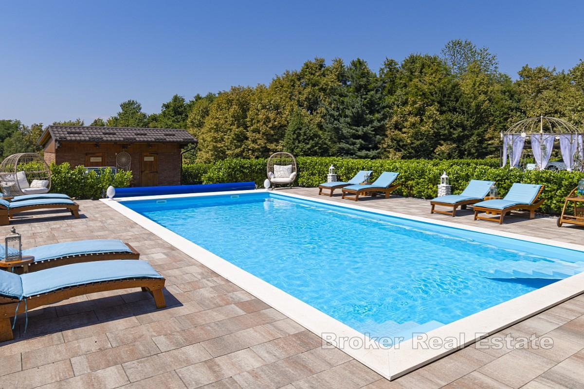 Lyxig egendom med pool, bastu och tre bungalows