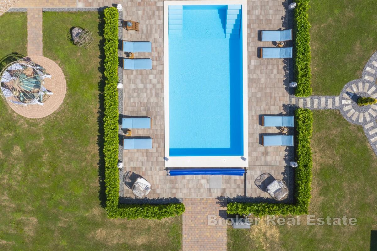 Lyxig egendom med pool, bastu och tre bungalows