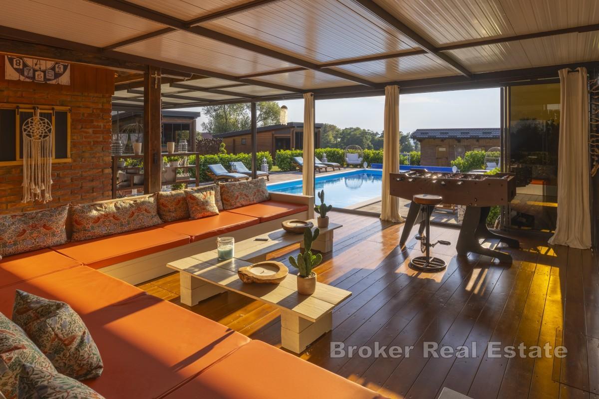 Lyxig egendom med pool, bastu och tre bungalows