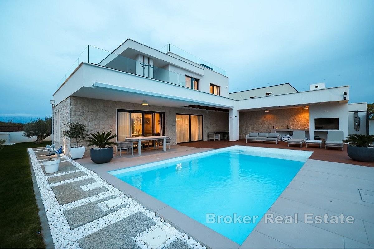 Villa mit Pool und Meerblick