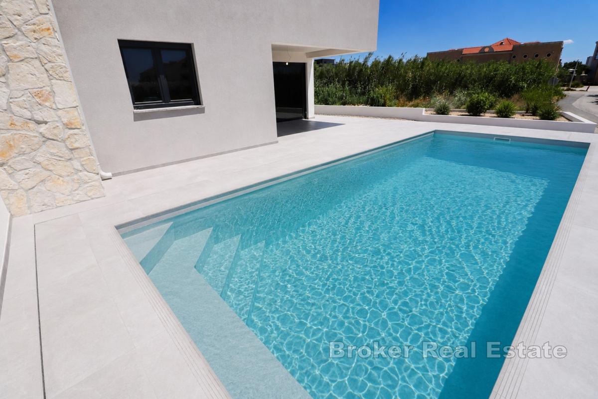 Luxuriöses Apartment mit beheiztem Pool, Garten und Meerblick