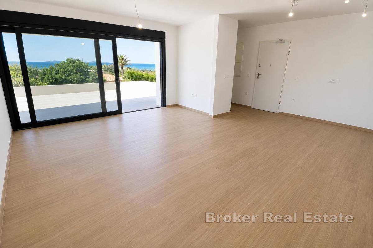 Luxuriöses Apartment mit beheiztem Pool, Garten und Meerblick