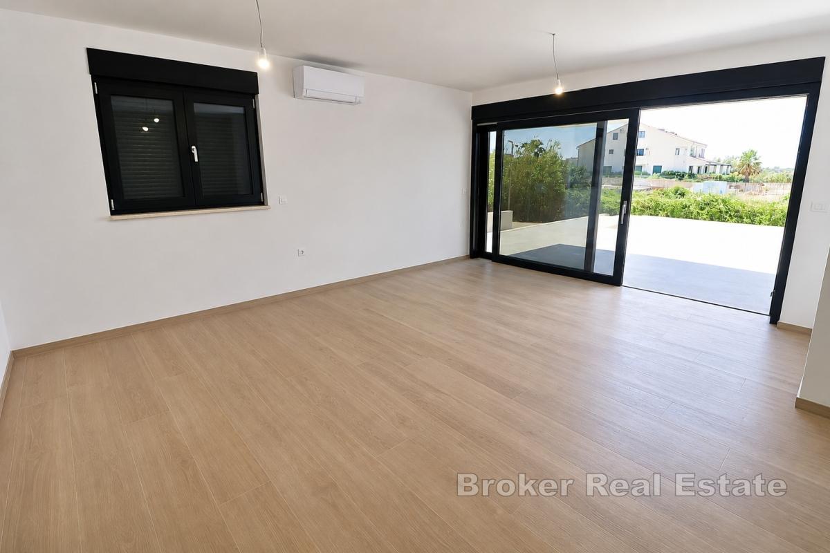 Luxuriöses Apartment mit beheiztem Pool, Garten und Meerblick