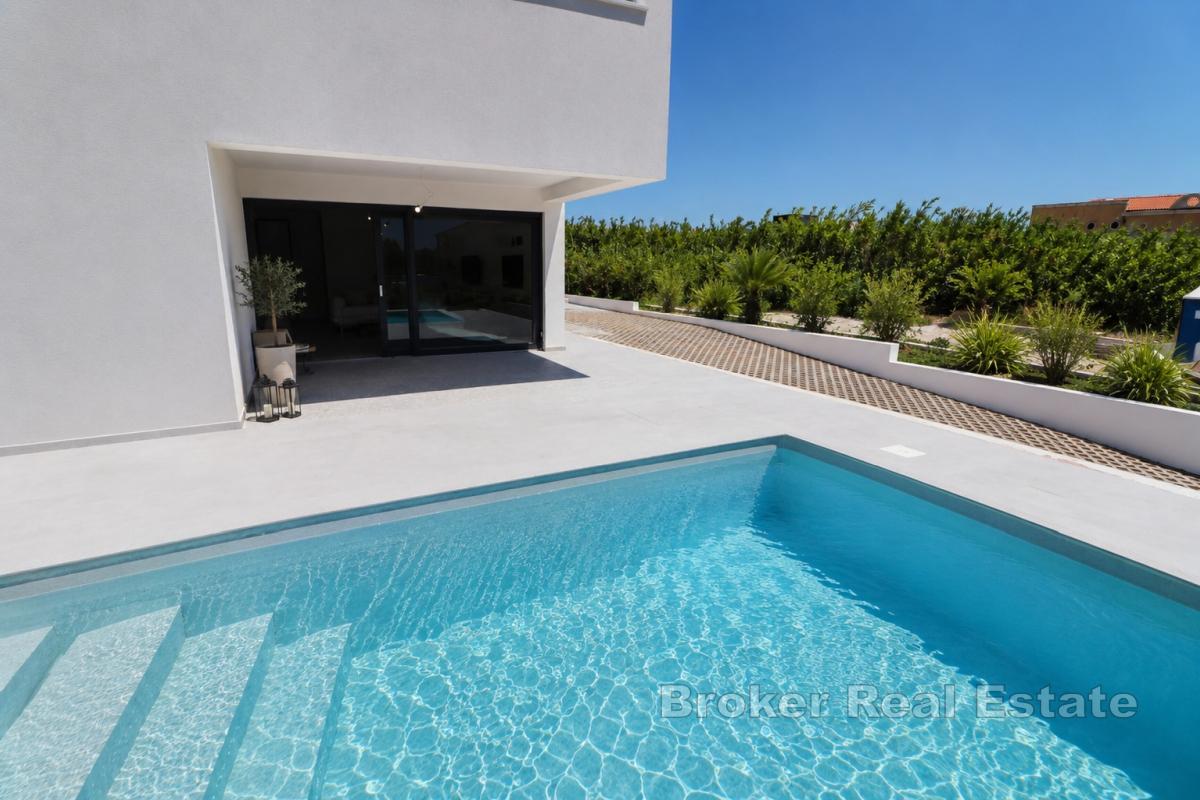 Luxuriöses Apartment mit beheiztem Pool, Garten und Meerblick
