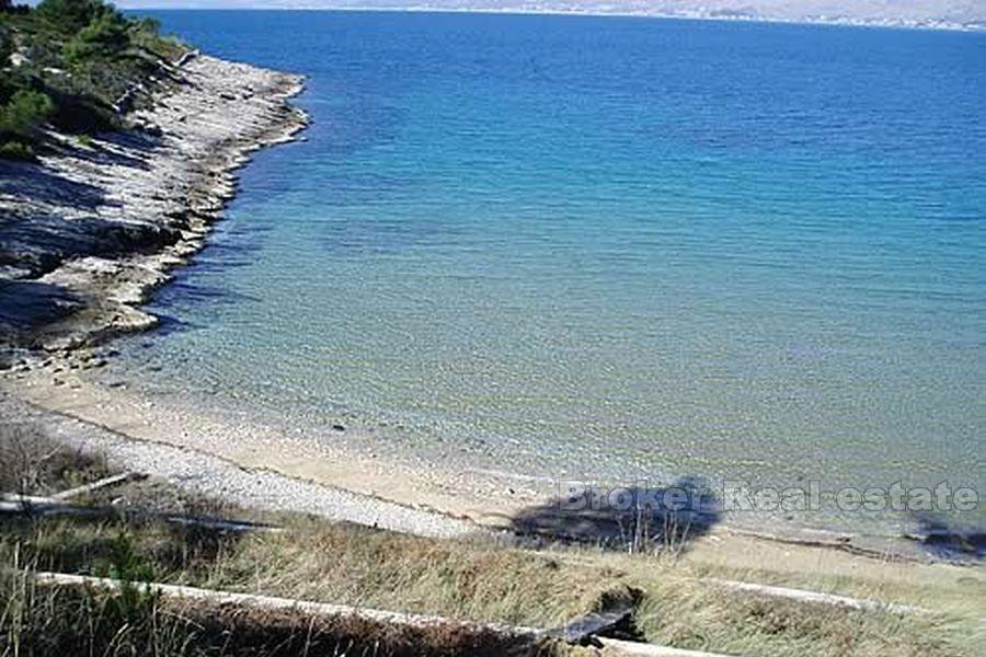 Mark med vacker utsikt över havet