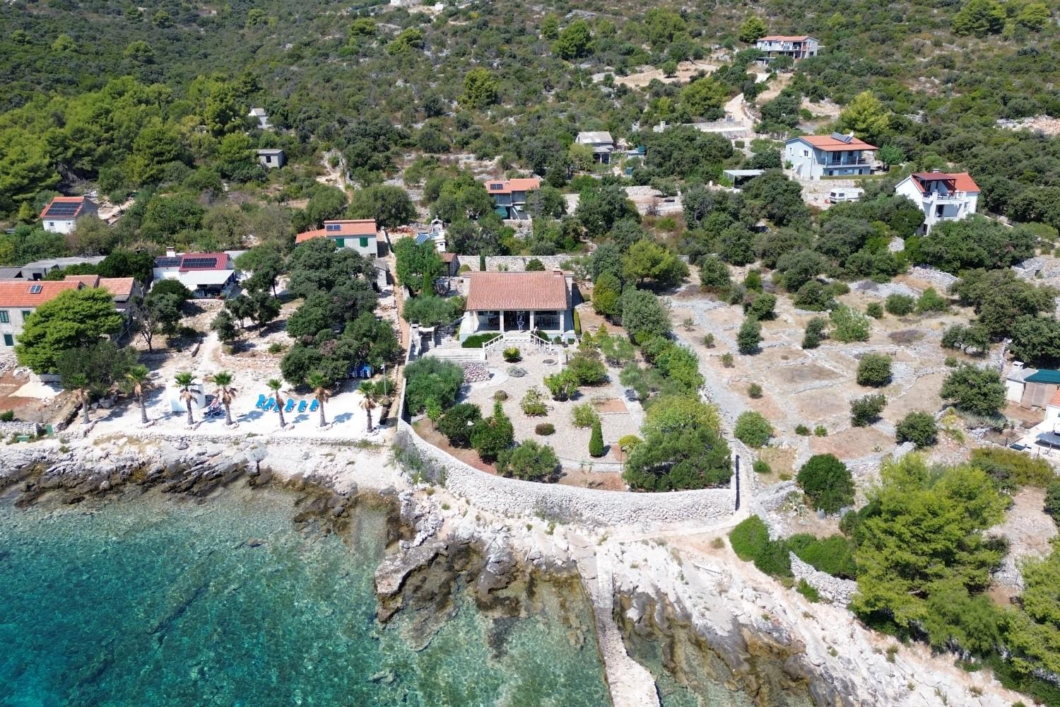Anwesen mit zwei Villen am Meer und einem weitläufigen mediterranen Garten