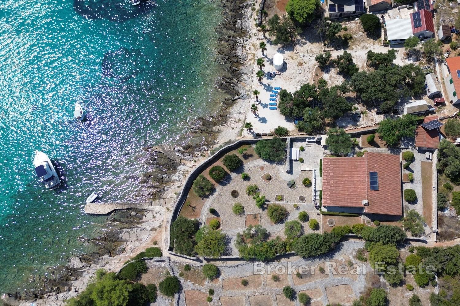Anwesen mit zwei Villen am Meer und einem weitläufigen mediterranen Garten
