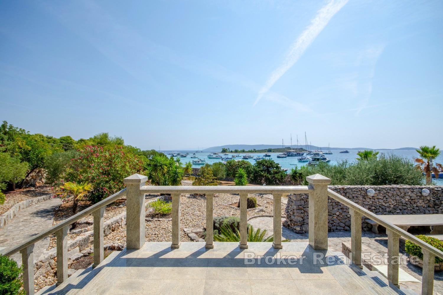 Anwesen mit zwei Villen am Meer und einem weitläufigen mediterranen Garten