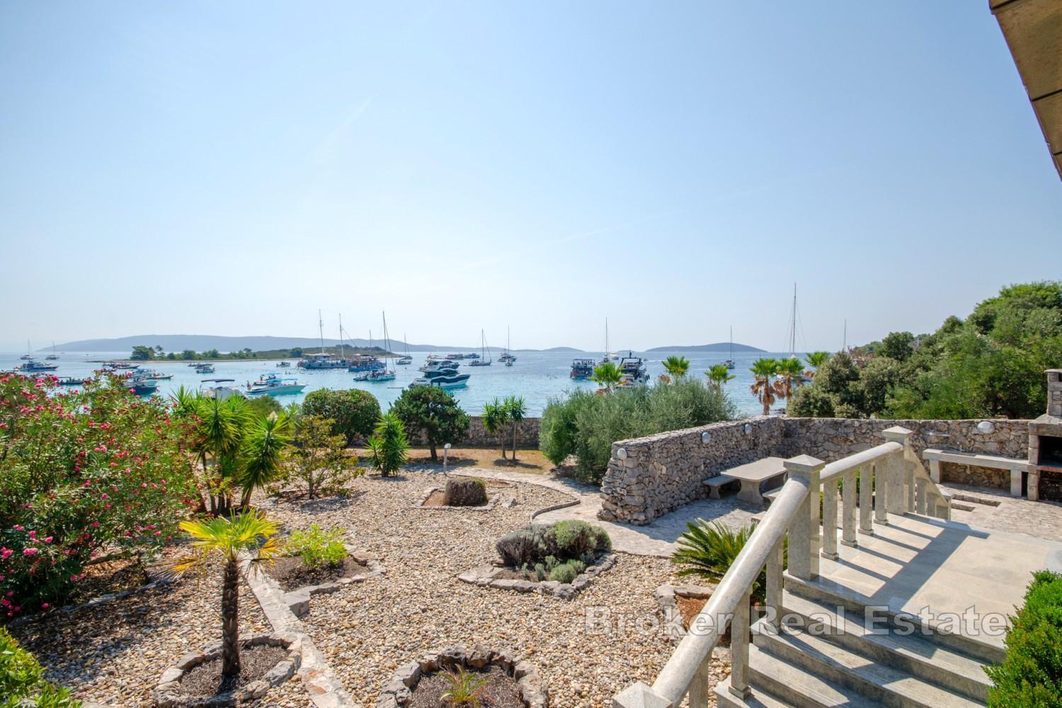 Anwesen mit zwei Villen am Meer und einem weitläufigen mediterranen Garten