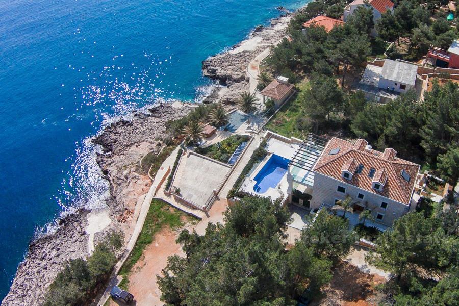 Maison de luxe / villa avec piscine, première rangée de la mer