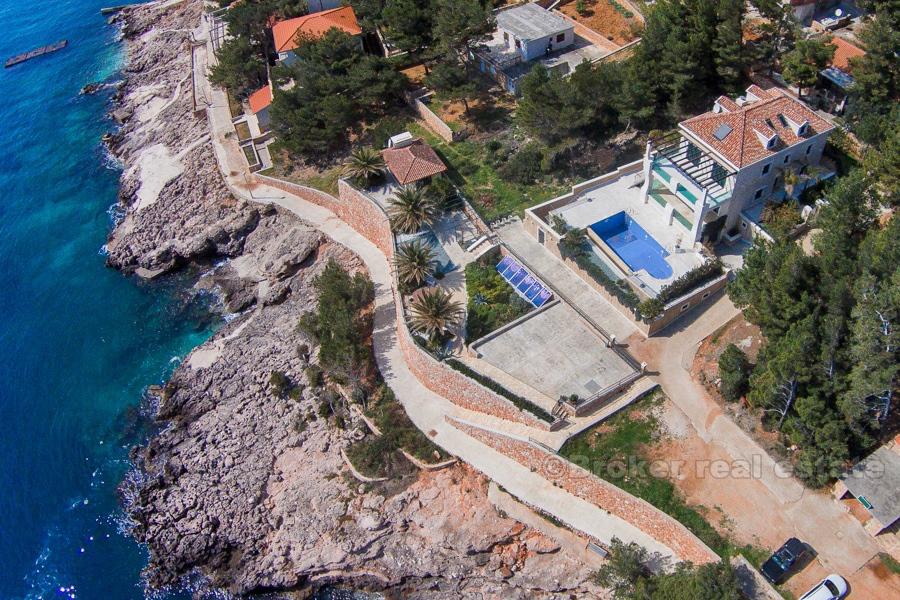 Maison de luxe / villa avec piscine, première rangée de la mer