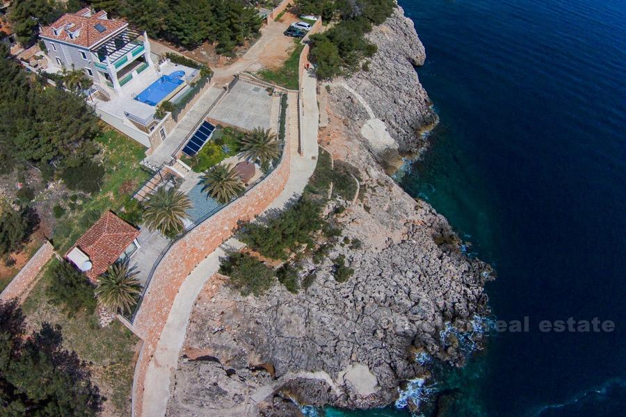 Maison de luxe / villa avec piscine, première rangée de la mer
