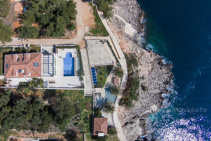 Maison de luxe / villa avec piscine, première rangée de la mer