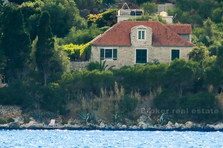 Maison / villa, dans une baie isolée, première rangée de la mer, à vendre
