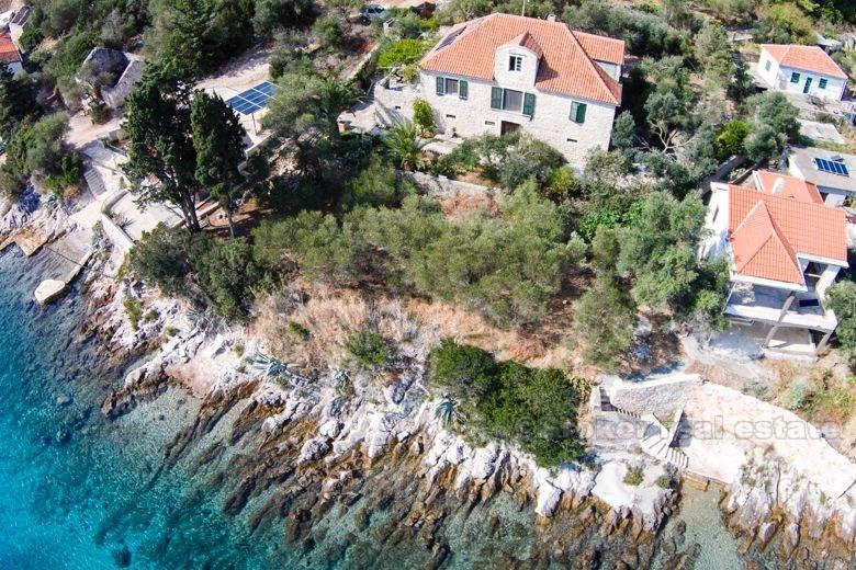 Maison / villa, dans une baie isolée, première rangée de la mer, à vendre