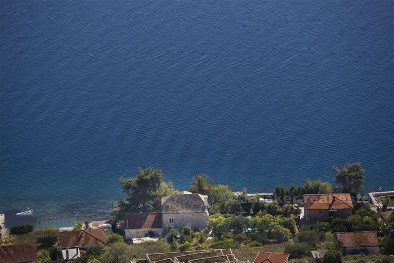 Maison / villa avec piscine, première rangée de la mer
