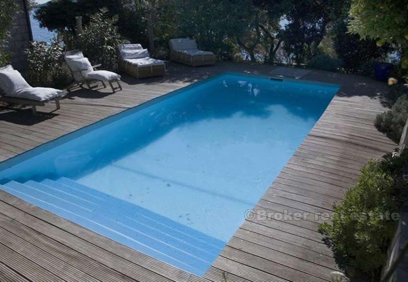 Maison / villa avec piscine, première rangée de la mer