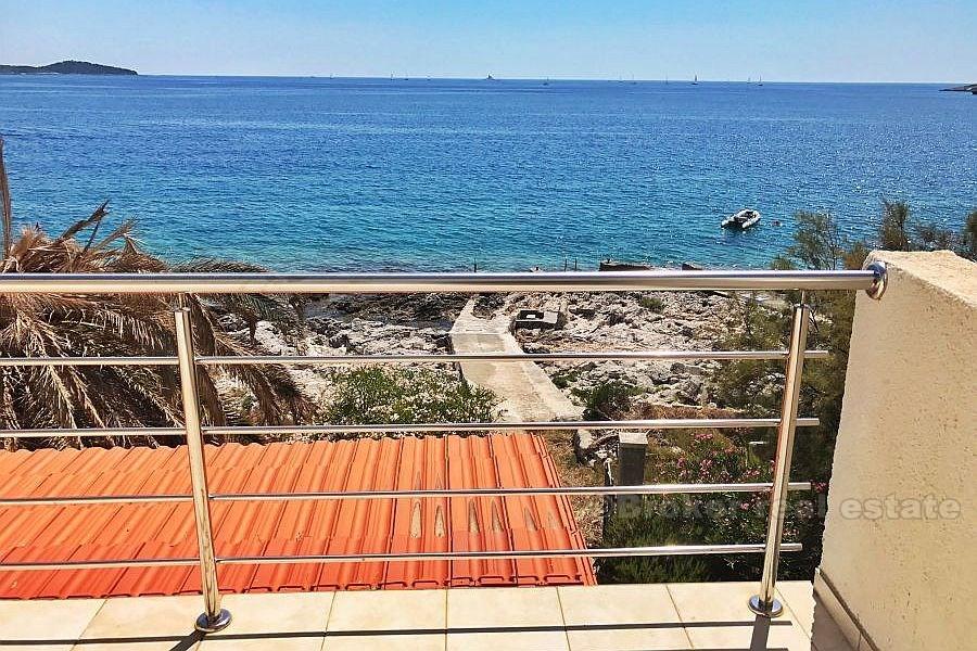Maison / villa, première rangée de la mer à vendre