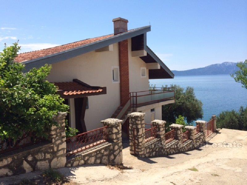Maison / Villa première, rangée de la mer, sur une colline