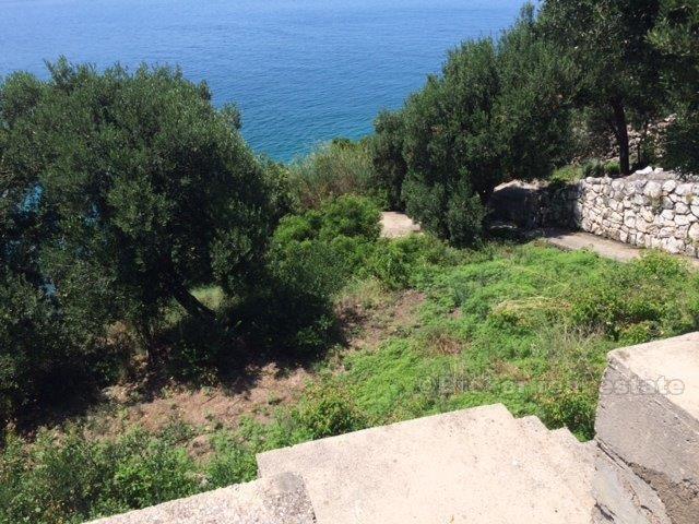Maison / Villa première, rangée de la mer, sur une colline