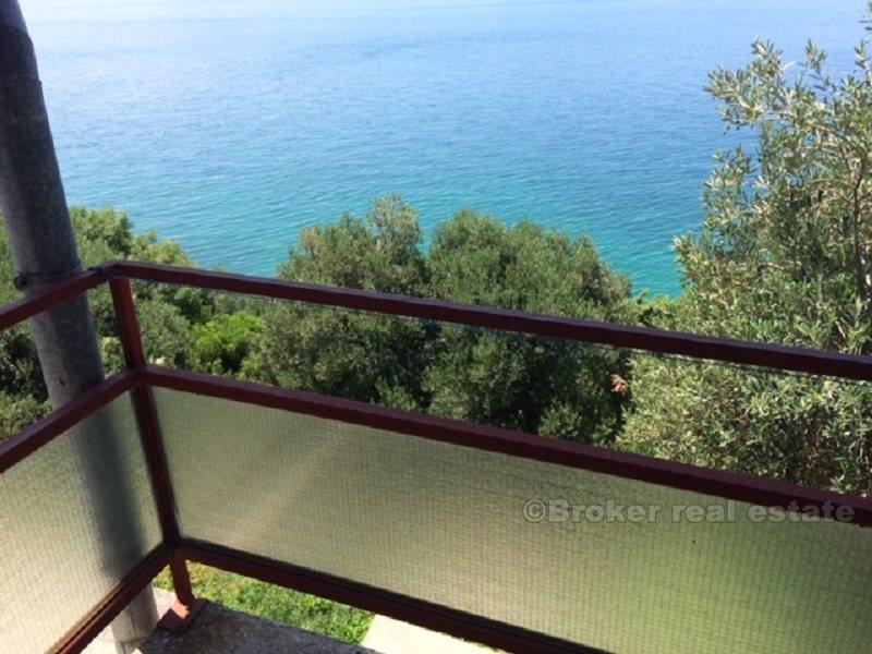 Maison / Villa première, rangée de la mer, sur une colline
