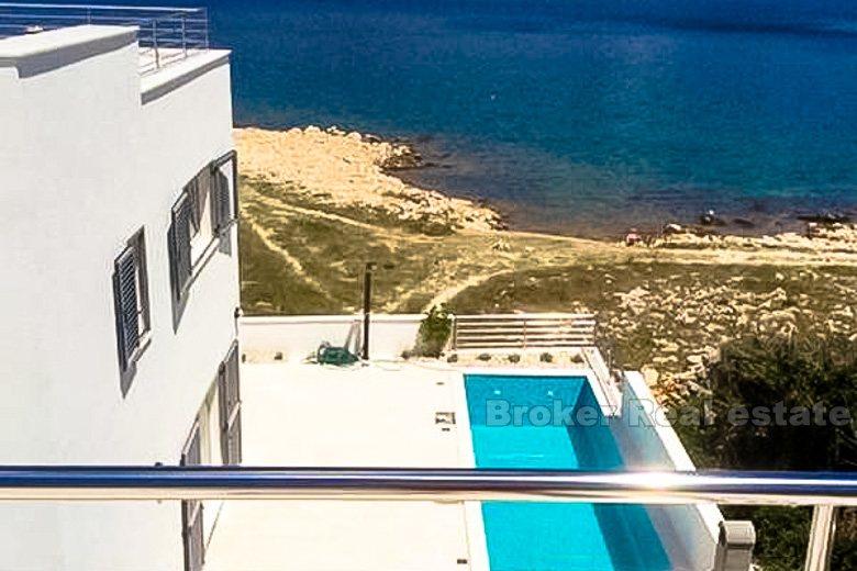 Kuća apartmanska, prvi red do mora
