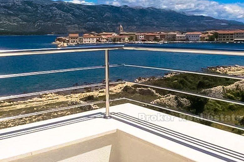 Kuća apartmanska, prvi red do mora