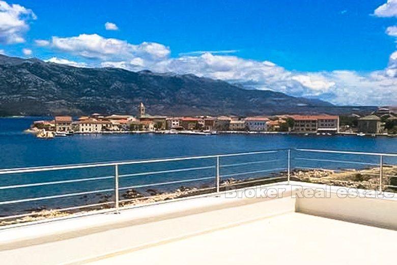 Kuća apartmanska, prvi red do mora