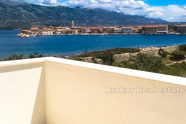Kuća apartmanska, prvi red do mora