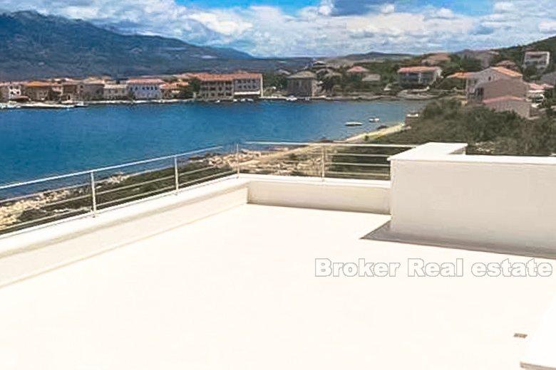 Kuća apartmanska, prvi red do mora