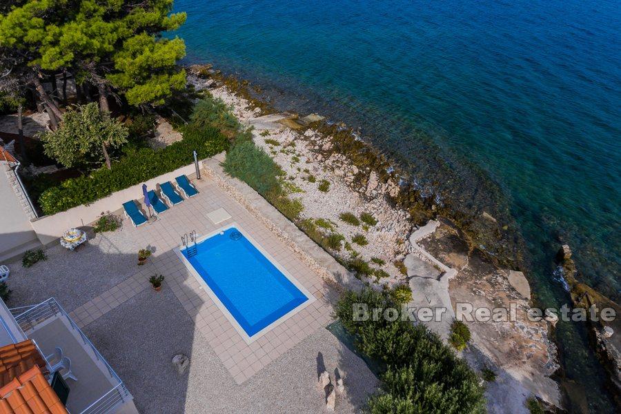 Maison / villa avec piscine, première rangée de la mer