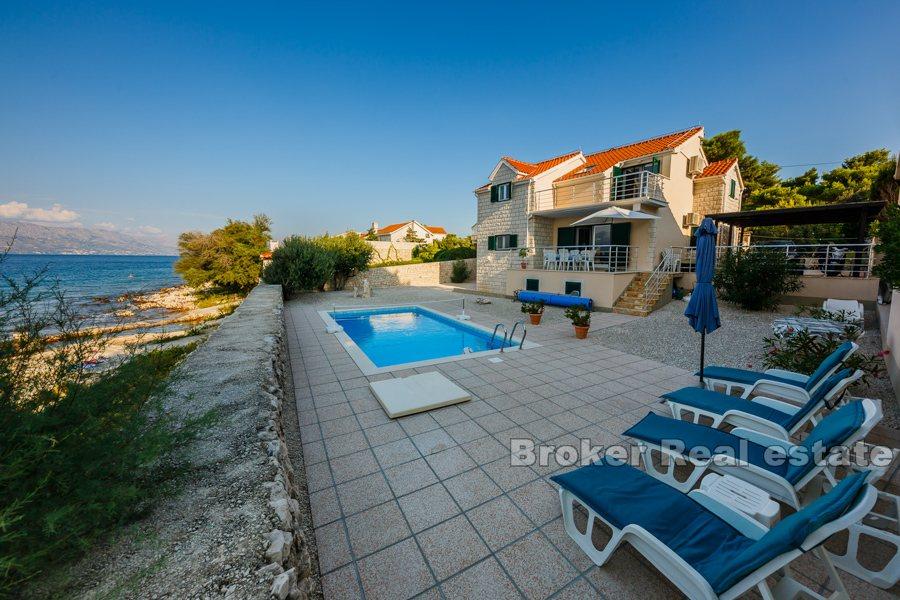 Maison / villa avec piscine, première rangée de la mer