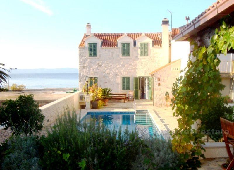 Maison / villa avec piscine, première rangée de la mer