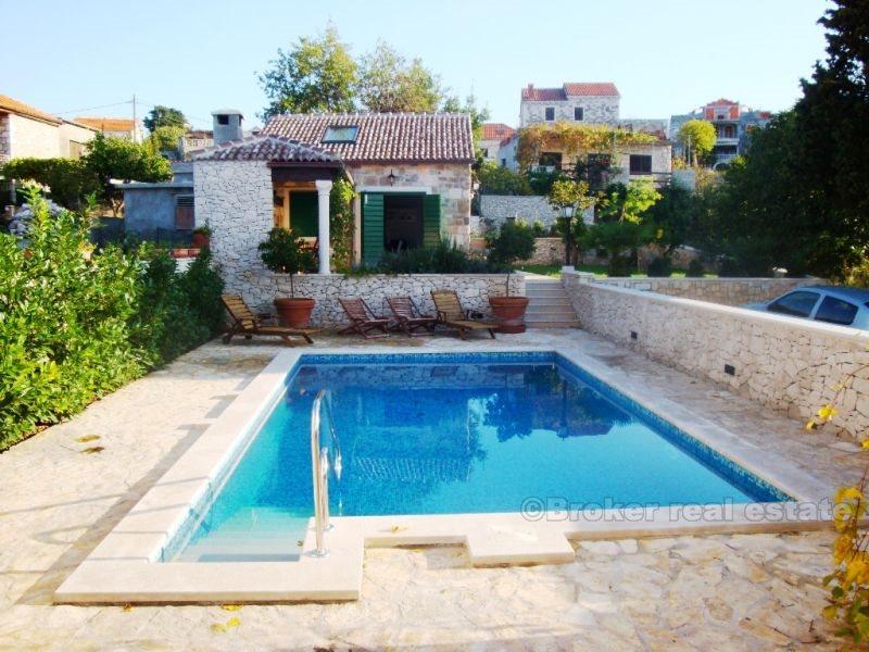 Maison / villa avec piscine, première rangée de la mer