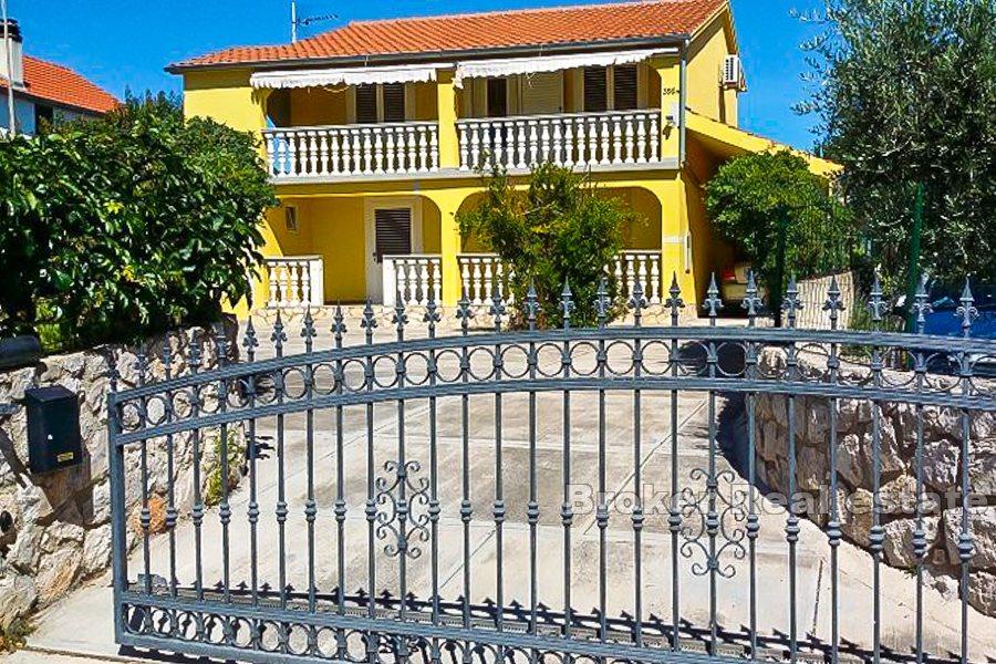 Haus mit großem Garten und Pool