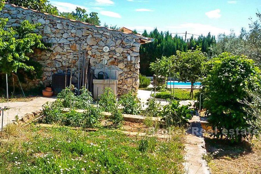 Haus mit großem Garten und Pool