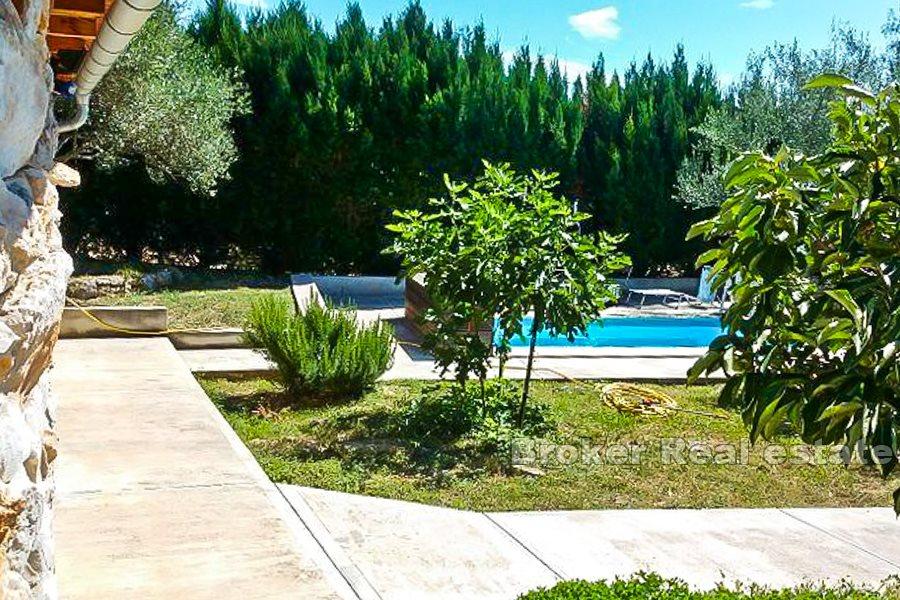 Haus mit großem Garten und Pool