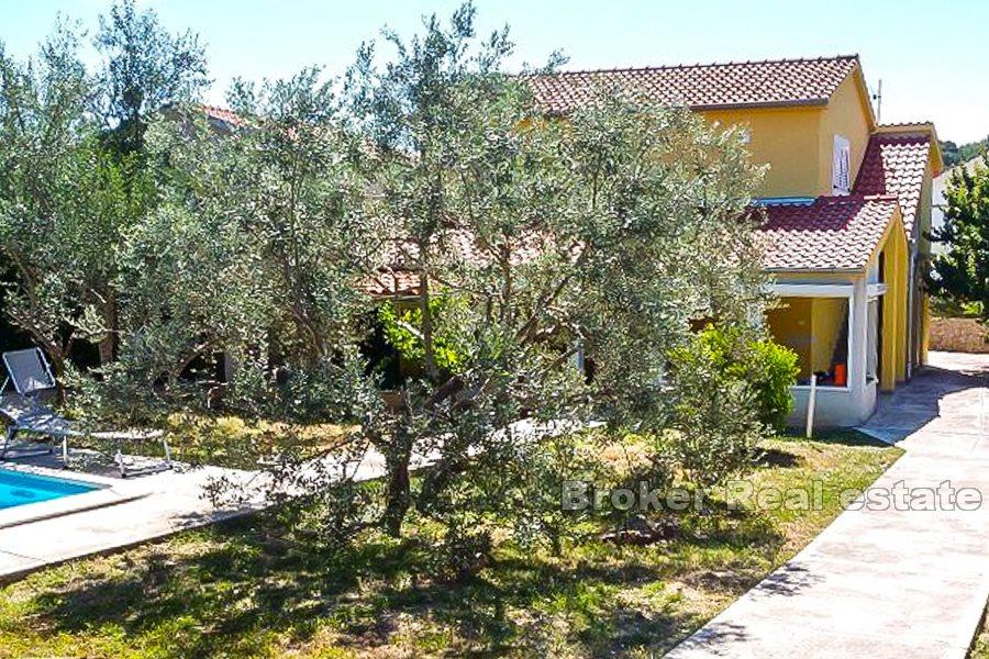 Haus mit großem Garten und Pool